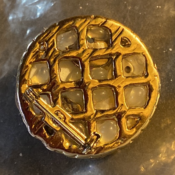 Very interesting button broach/pin. Very different. And interesting. - Picture 6 of 6